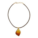 Colgante marquesa de ámbar extraordinario en tono dorado con cordón de cuero, 50,8 cm