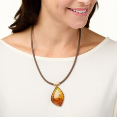 Colgante marquesa de ámbar extraordinario en tono dorado con cordón de cuero, 50,8 cm