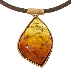 Colgante marquesa de ámbar extraordinario en tono dorado con cordón de cuero, 50,8 cm
