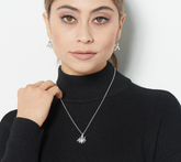 Conjunto de colgante y pendientes con abeja de cristal de Joan Rivers, tono plateado