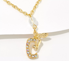 Collar con inicial de hada en tono dorado de Kirks Folly, inicial C