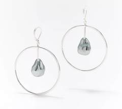 Pendientes de aro con perla artificial barroca flotante en tono dorado de Attitudes by Renee, 6,35 cm