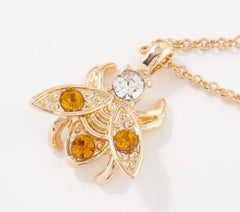 Conjunto de collar y pendientes Joan Rivers con abeja de cristal multicolor en tono dorado, 45 cm