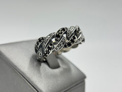 Anillo Bali RoManse de plata esterlina con espinela negra y eslabones curvos. Talla 14.