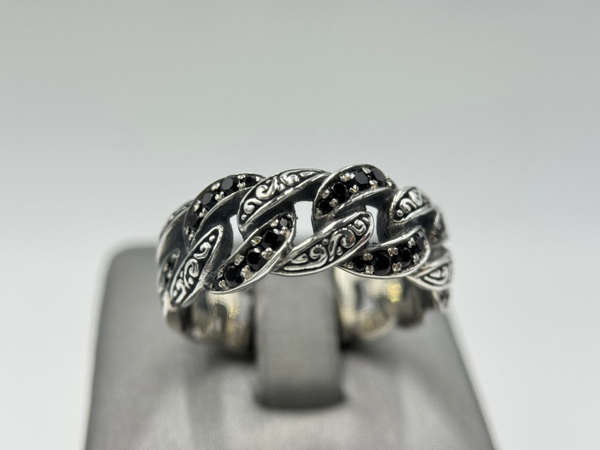 Anillo Bali RoManse de plata esterlina con espinela negra y eslabones curvos. Talla 14.