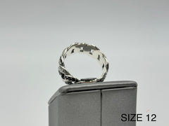 Anillo Bali RoManse de plata esterlina con espinela negra y eslabones curvos. Talla 14.