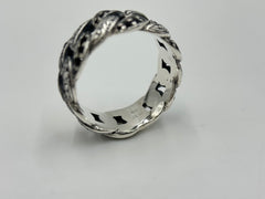 Anillo Bali RoManse de plata esterlina con espinela negra y eslabones curvos. Talla 14.
