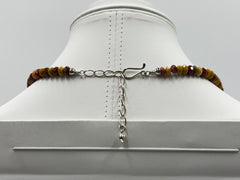 Collar babero Jay King de plata de ley con cuentas de madera petrificada multicolor de 45 cm