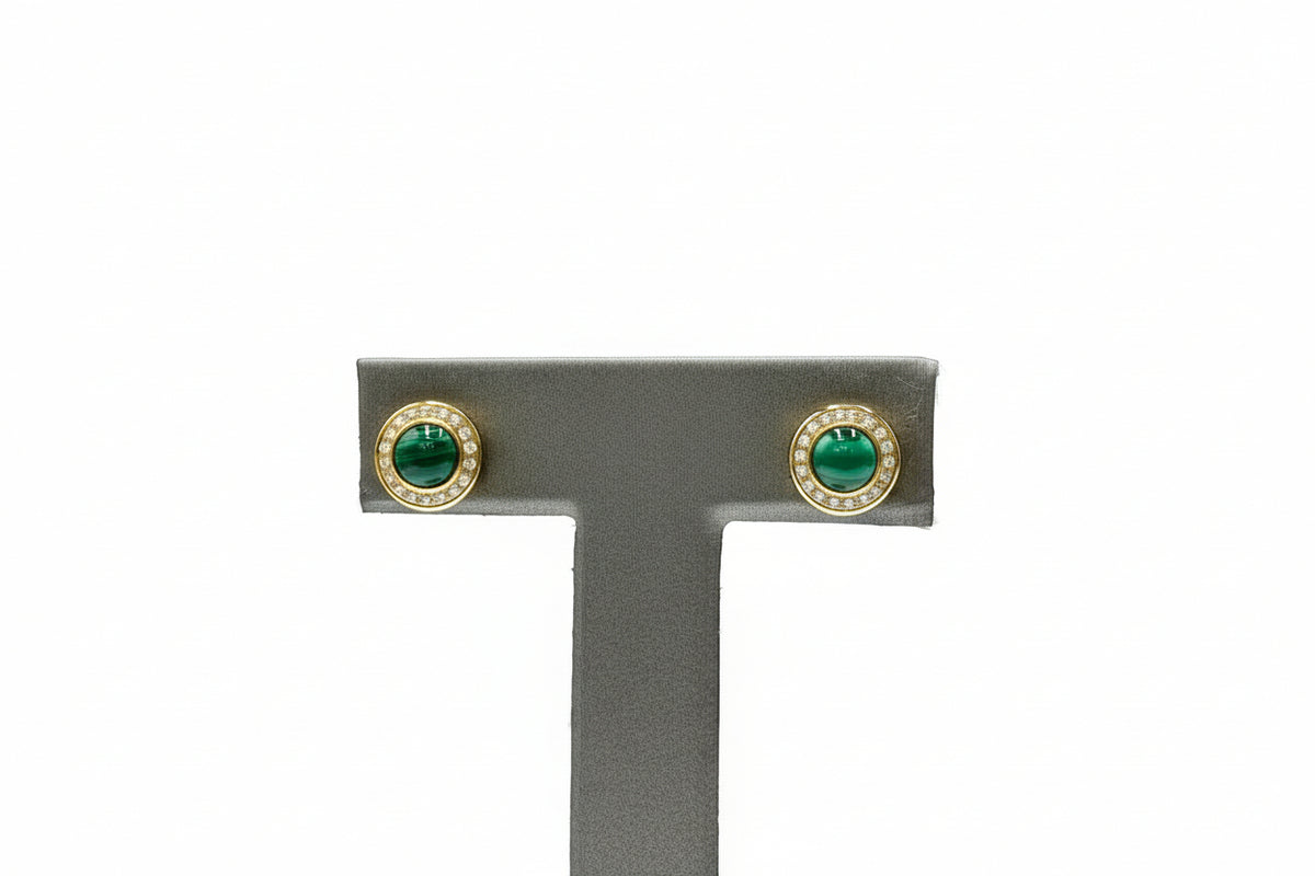 Pendientes de Colleen Lopez con malaquita en tono dorado y topacio blanco.