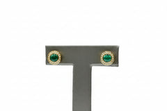 Pendientes de Colleen Lopez con malaquita en tono dorado y topacio blanco.