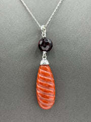 Collar de Jade de Antaño en plata de ley con jade rojo tallado y granate facetado de 45 cm