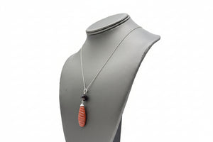 Collar de Jade de Antaño en plata de ley con jade rojo tallado y granate facetado de 45 cm