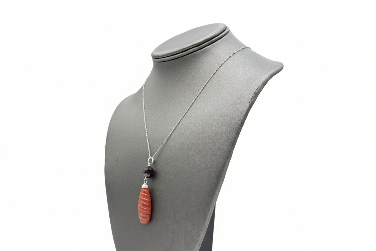 Collar de Jade de Antaño en plata de ley con jade rojo tallado y granate facetado de 45 cm