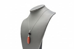 Collar de Jade de Antaño en plata de ley con jade rojo tallado y granate facetado de 45 cm