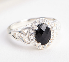 Anillo de halo con nudo de la trinidad en plata de ley y granate de JMH Jewellery, talla 11