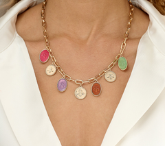 Collar Joan Rivers con gotas de intaglio de abeja en tono dorado