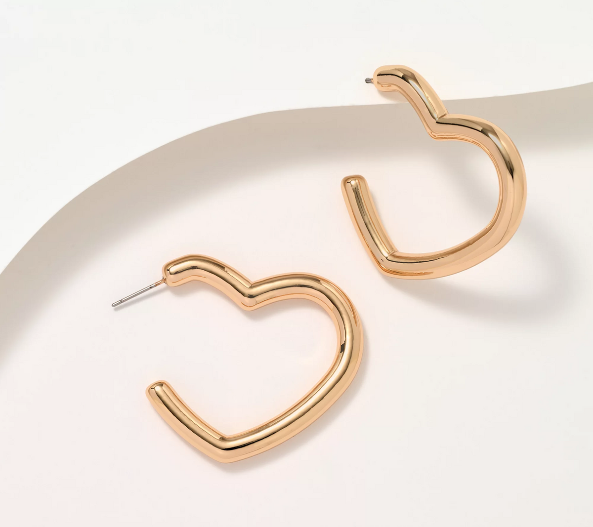 Pendientes de aro dorados con forma de corazón de Joan Rivers