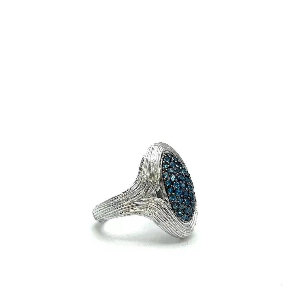 Anillo de cóctel Ariva de plata esterlina con topacio azul pavé ovalado, talla 10