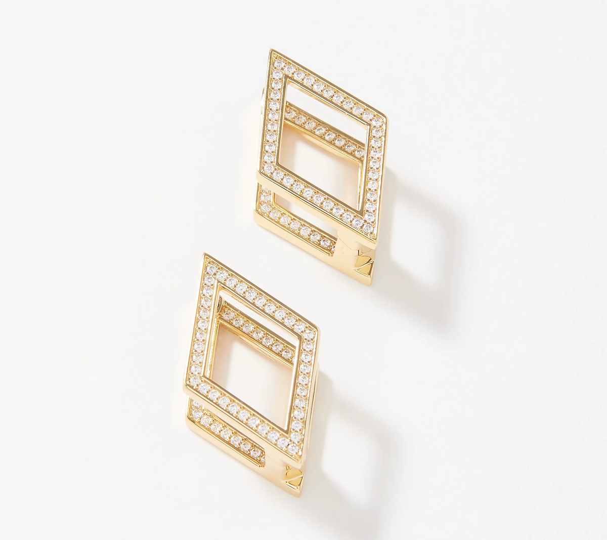 Pendientes Huggie de latón con circonita cúbica multicolor Diamonique x Lisa Freede