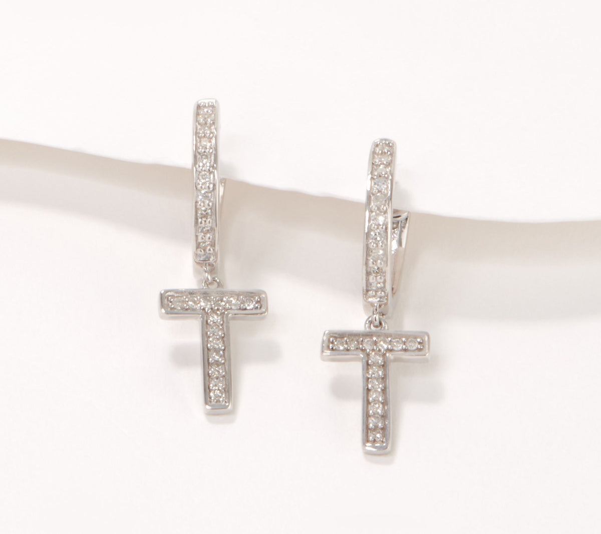 Pendientes de aro Affinity de plata de ley con inicial T y diamantes de 0,20 ct.