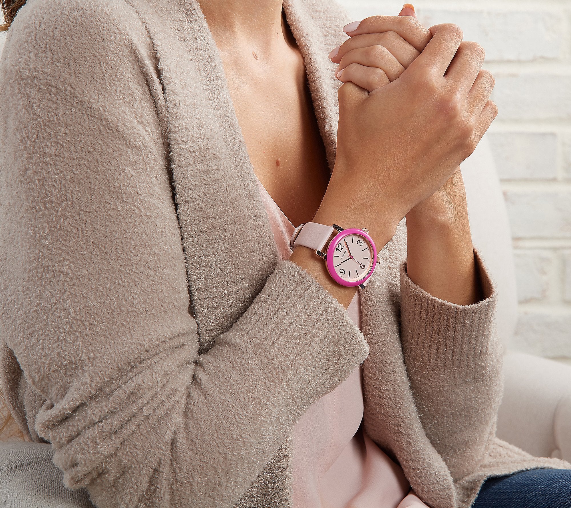 Reloj Isaac Mizrahi Live! con bisel redondo de color, rosa, talla única