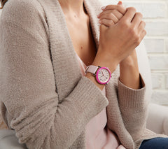 Reloj Isaac Mizrahi Live! con bisel redondo de color, rosa, talla única