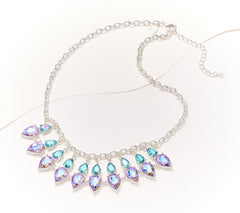 Collar babero Kirks Folly de cristal con diseño de fascinación fantástica en tono plateado de 45 cm 