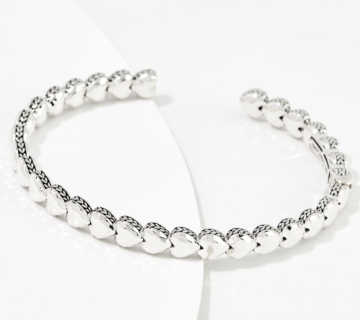 Brazalete de plata de ley JAI con símbolos de amor en cascada (21,5 cm)