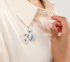 Broche de abeja Joan Rivers en tonos plateados y cristales azules, 3,18 cm