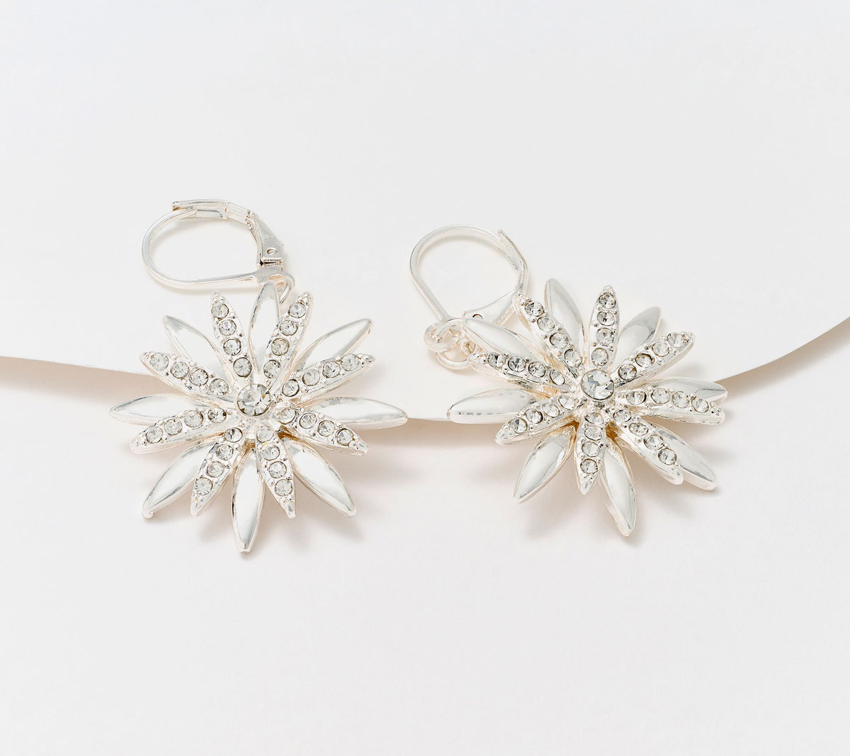 Pendientes colgantes con estrellas en capas en tono plateado de Joan Rivers, 1"