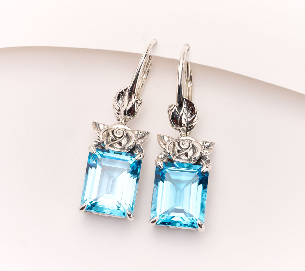 Pendientes de plata de ley con topacio azul talla esmeralda y rosa, de 3,5 cm (1-3/8")