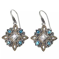 Pendientes de gancho de topacio azul suizo blanco de 3,9 cts con detalles de plata de ley de Bali Designs y 18 quilates