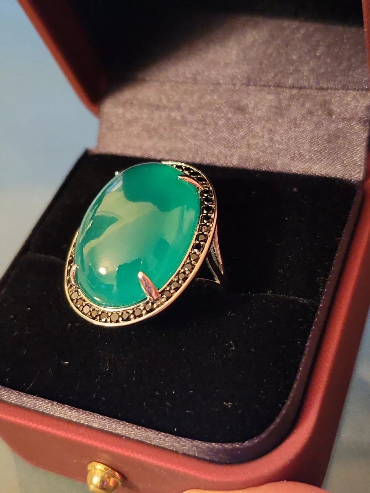 Anillo grande de Colleen Lopez en plata 925 con ágata verde y espinela negra, talla 6