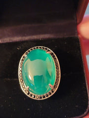 Anillo grande de Colleen Lopez en plata 925 con ágata verde y espinela negra, talla 6